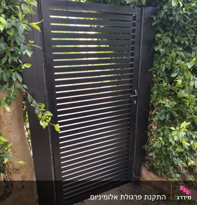 שער אלומיניום שחור עם שלבים אופקיים